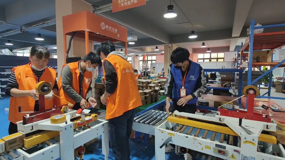 河南南阳镇平：小包裹蕴藏新活力