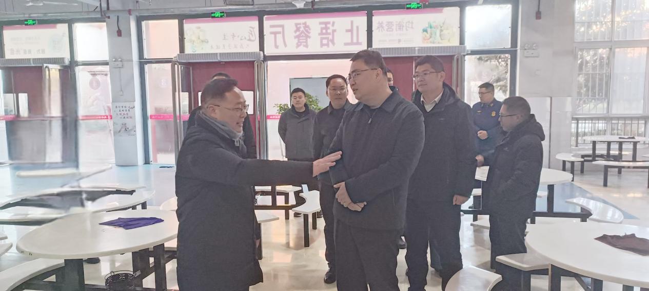 南召县政府县长宋兴哲对双节期间重点行业领域安全防范工作开展现场
