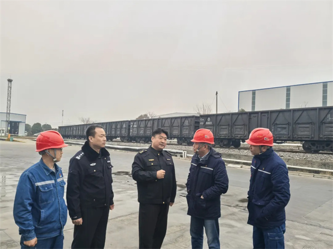 南阳市生态环境综合行政执法支队与公安部门联合开展重型货车执法检查行动