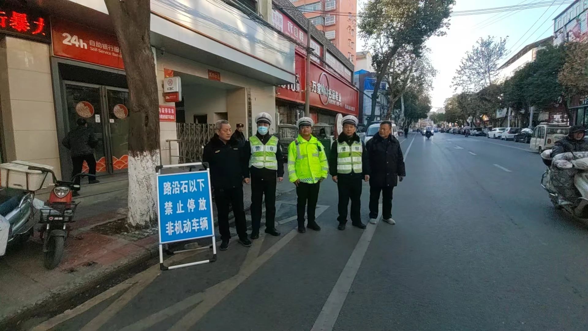 执法专栏丨新野城管：城警联动齐发力 为城区出行“疏堵保畅”