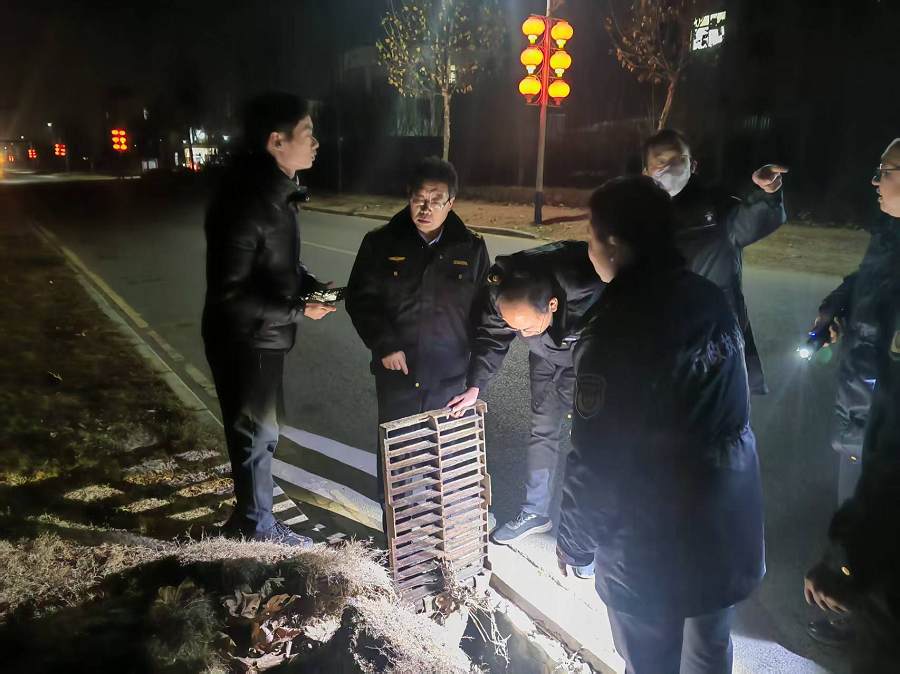 南阳市生态环境局执法大队对官庄工区重点涉水企业开展专项执法检查