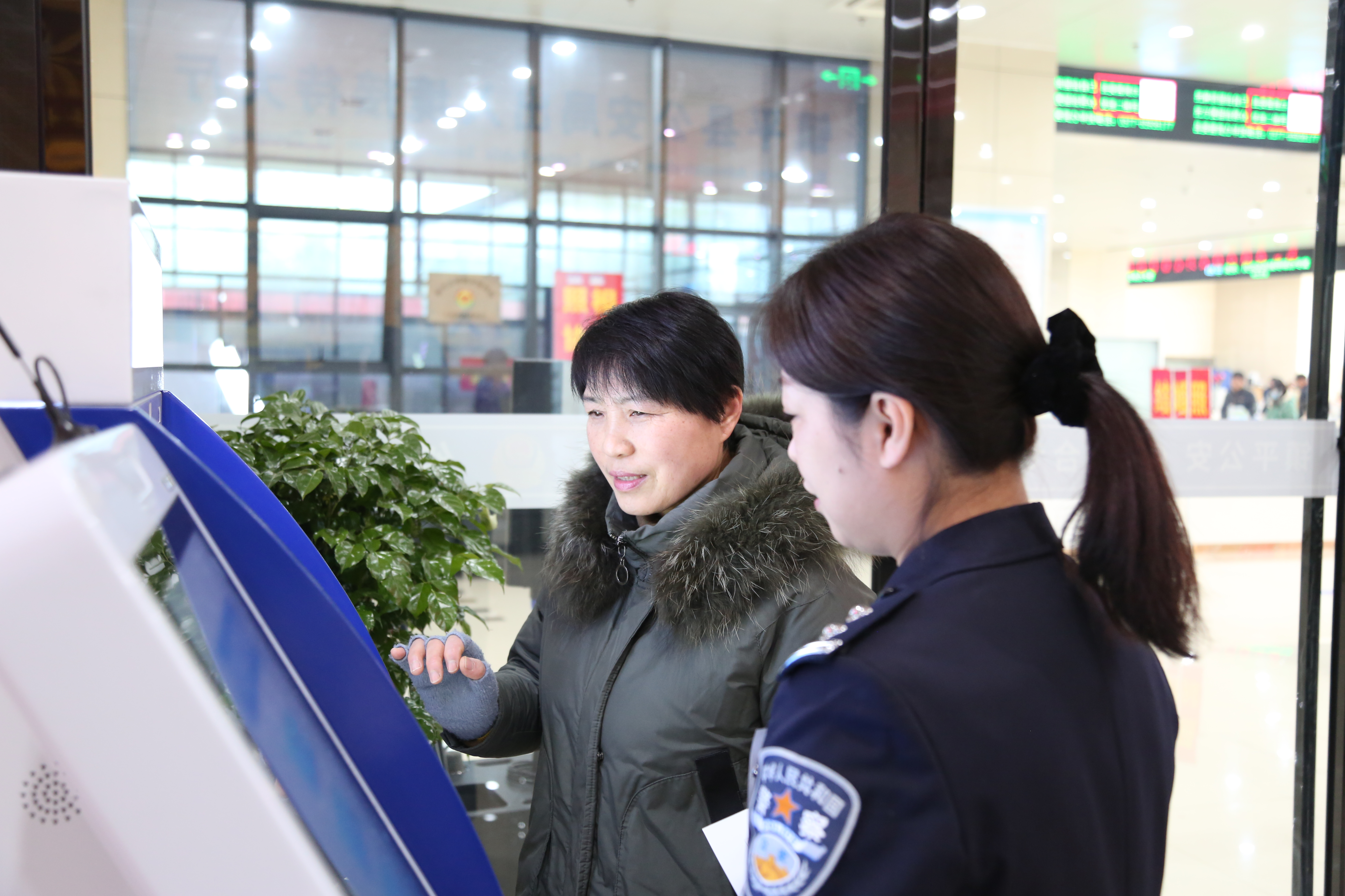 镇平公安：春节坚守岗位，户籍服务“不打烊”