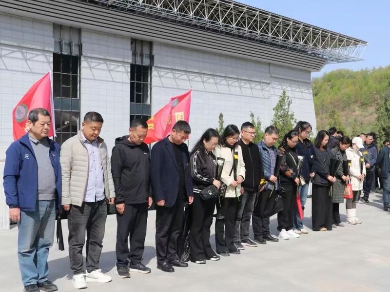 市住建局开展“我们的节日•清明节”清明祭英烈主题党日活动