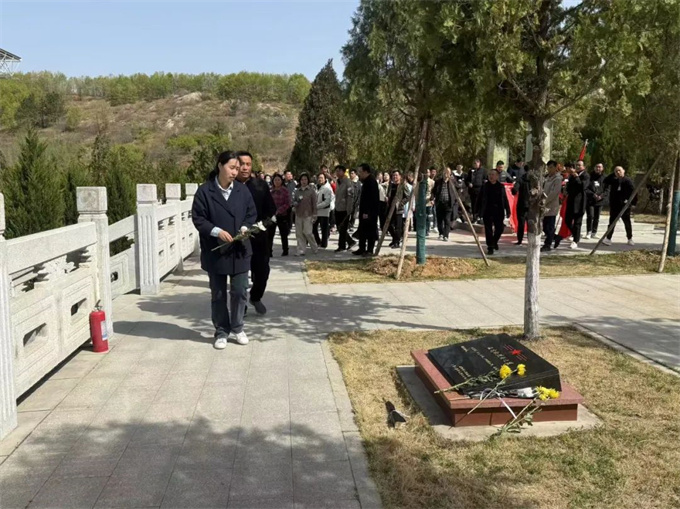 南阳市生态环境局组织开展“清明祭英烈 红心永传承”主题党日活动