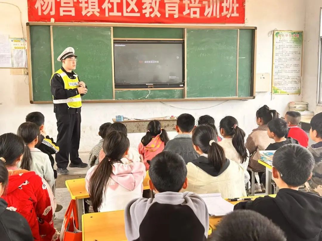 镇平交警进农村开展“一老一小”交通安全宣传活动