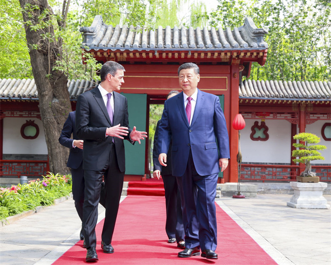 习近平会见西班牙首相桑切斯
