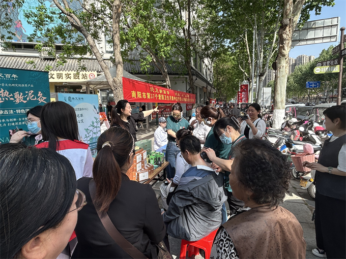南阳市开展第37个爱国卫生月集中宣传暨心理健康进社区活动