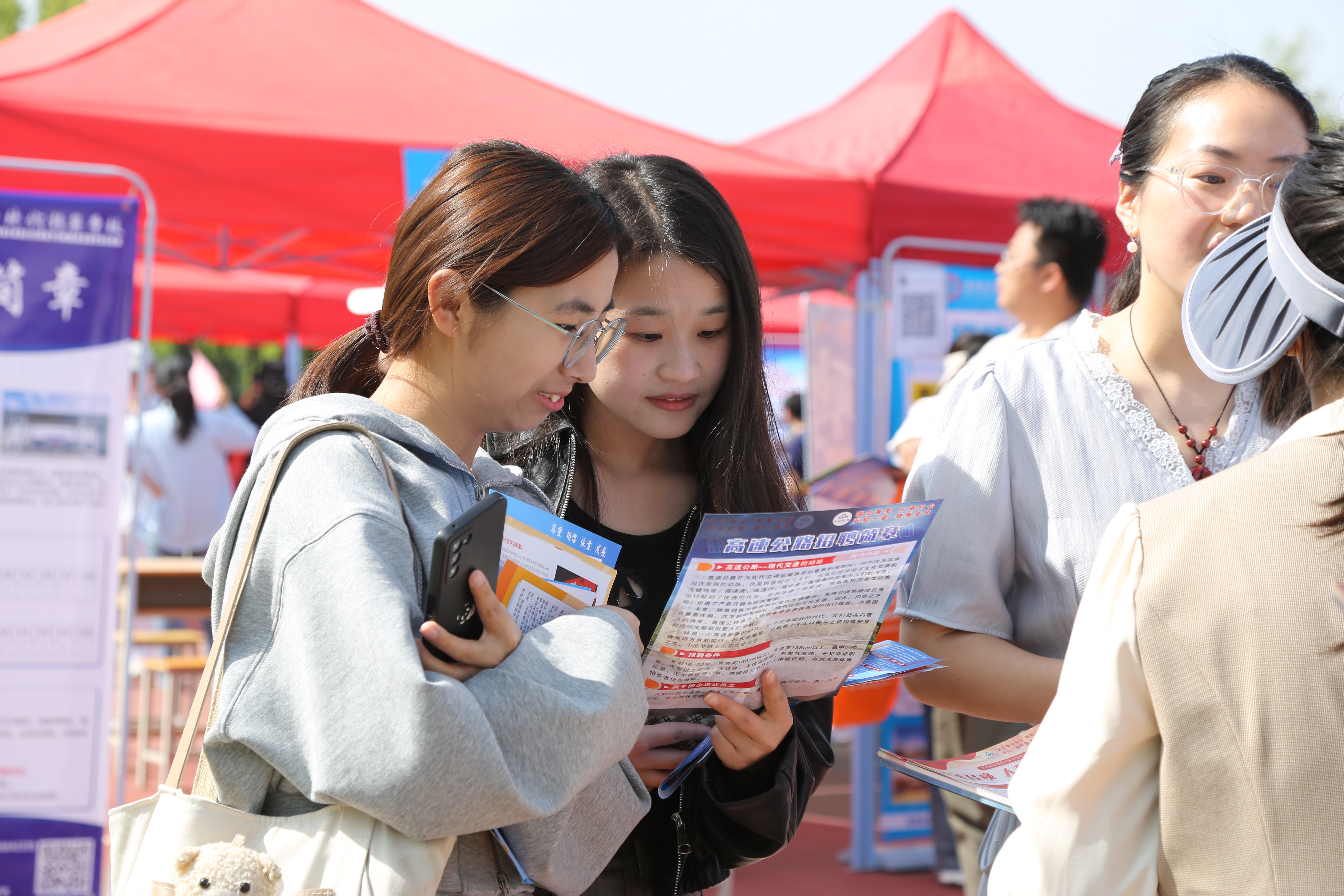 河南南阳：2025届毕业生春季大型双选会成功举办
