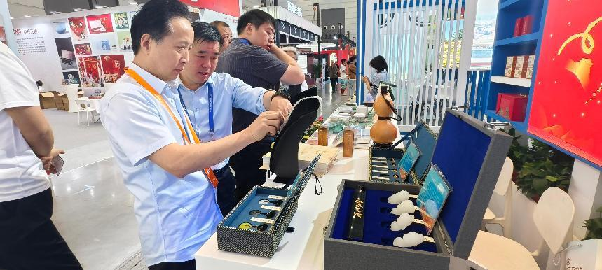 镇平玉雕特色文创产品闪耀2025西安丝绸之路国际旅游博览会