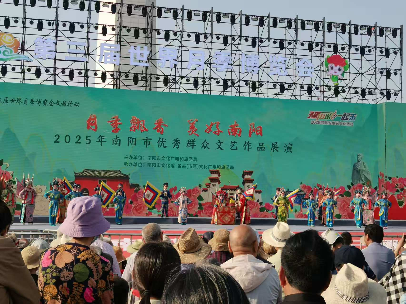 争奇斗艳，月季花开迎宾朋  精彩纷呈，文化盛宴润民心