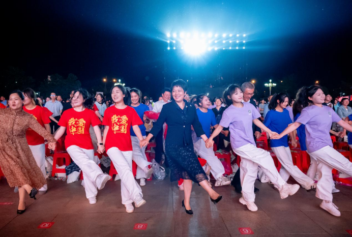 争奇斗艳，月季花开迎宾朋  精彩纷呈，文化盛宴润民心