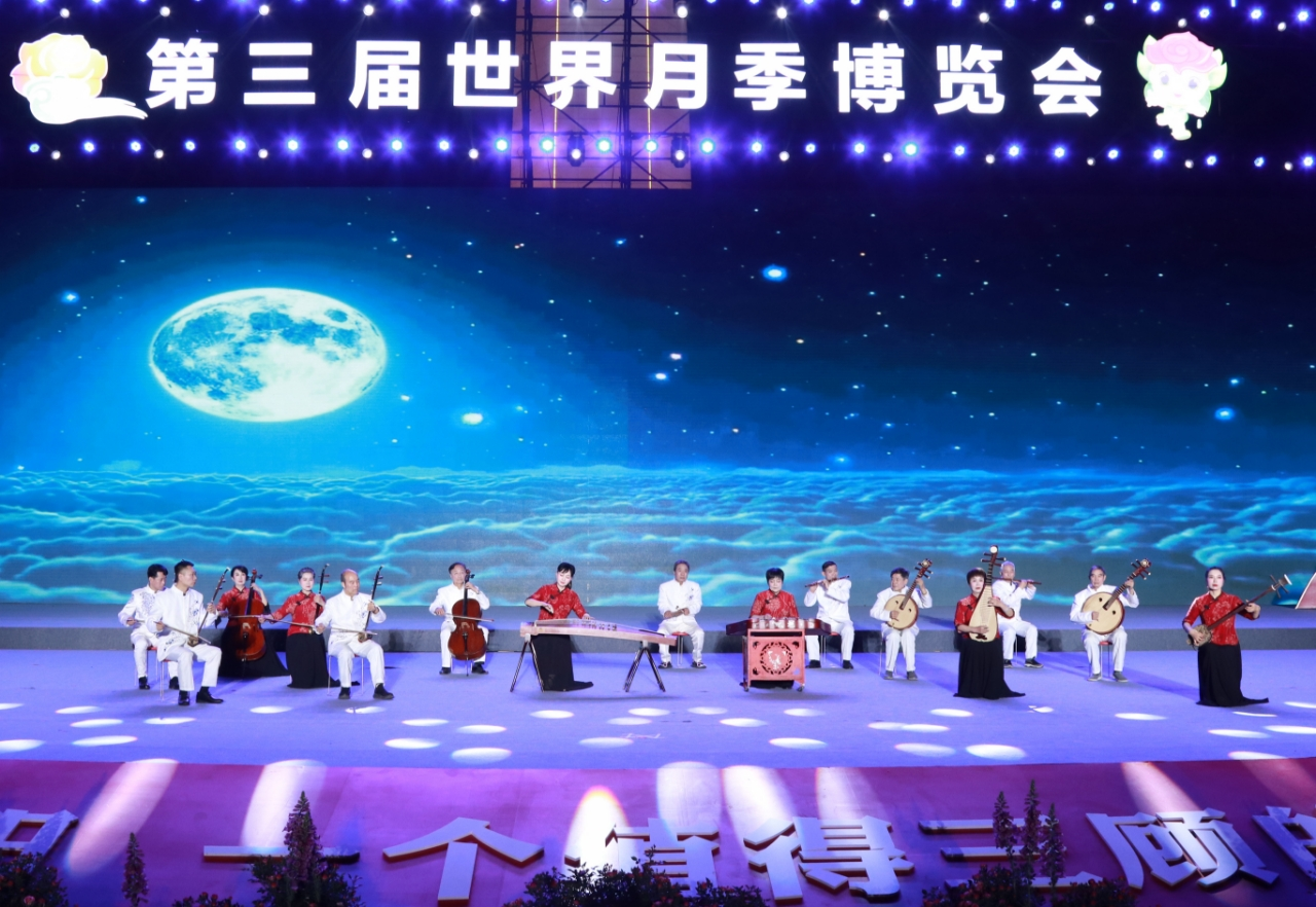 争奇斗艳，月季花开迎宾朋  精彩纷呈，文化盛宴润民心