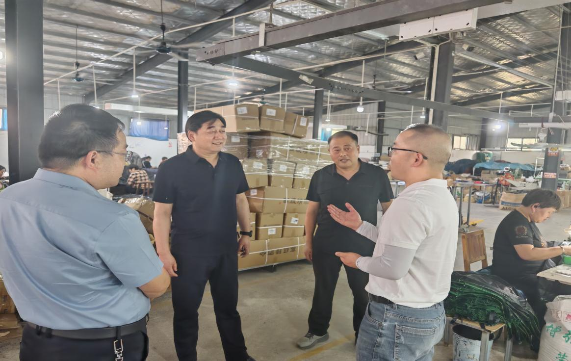 南阳市政府副秘书长信访局长梁其武 赴邓州市开展“万人助万企”帮扶活动