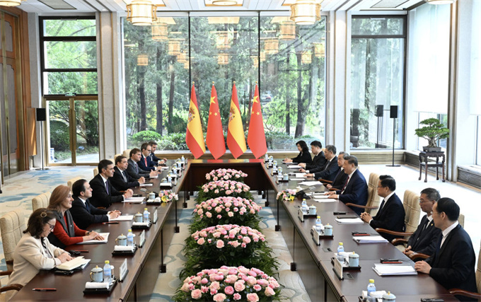 习近平会见西班牙首相桑切斯