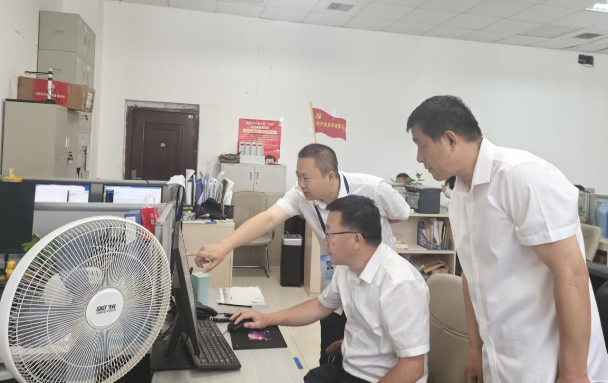 “一把手”亲身办  角色转换，当好群众“办事员”   
