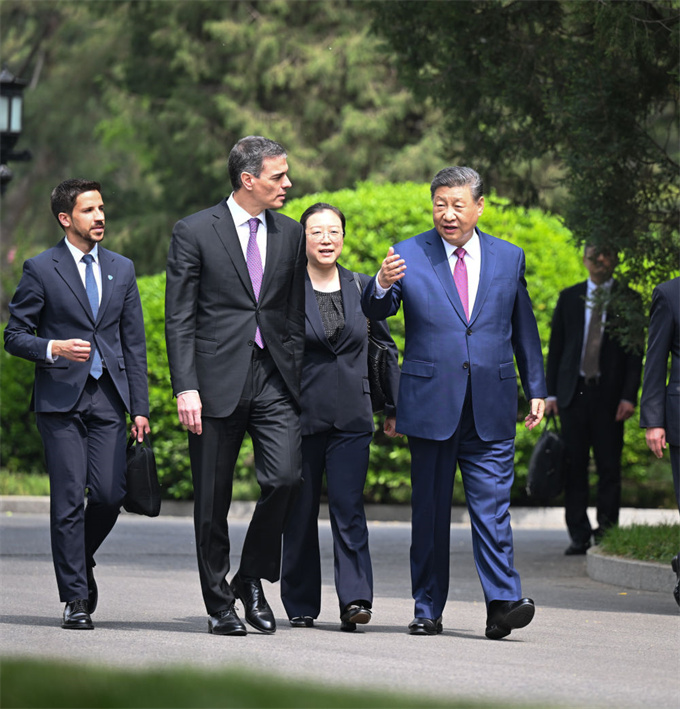习近平会见西班牙首相桑切斯