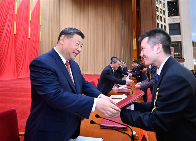 庆祝中华全国总工会成立100周年暨全国劳动模范和先进工作者表彰大会隆重举行 习近平发表重要讲话