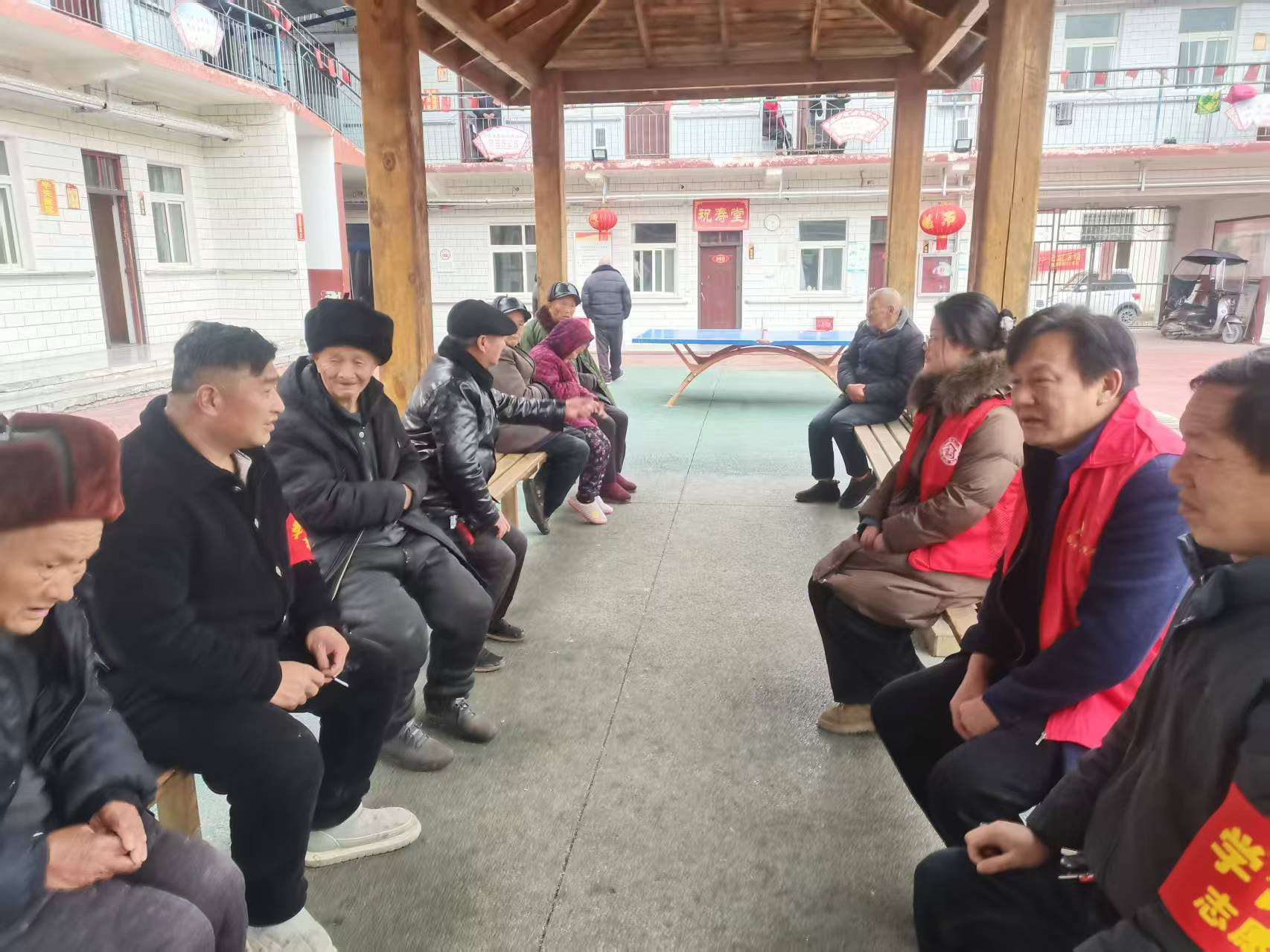 南召县白土岗镇：传承雷锋精神 情暖银发群体