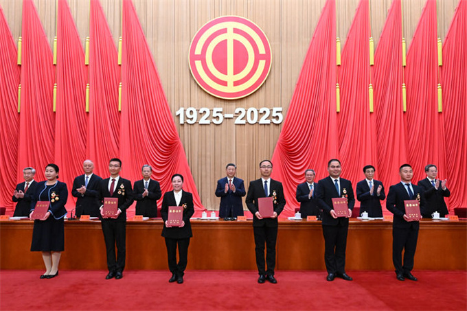 庆祝中华全国总工会成立100周年暨全国劳动模范和先进工作者表彰大会隆重举行 习近平发表重要讲话