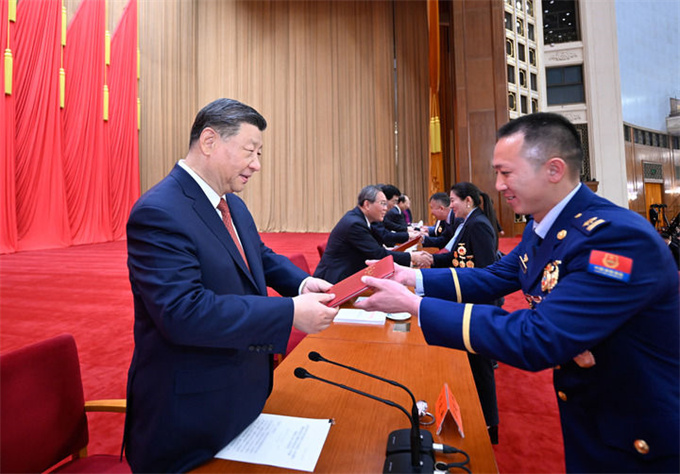 庆祝中华全国总工会成立100周年暨全国劳动模范和先进工作者表彰大会隆重举行 习近平发表重要讲话