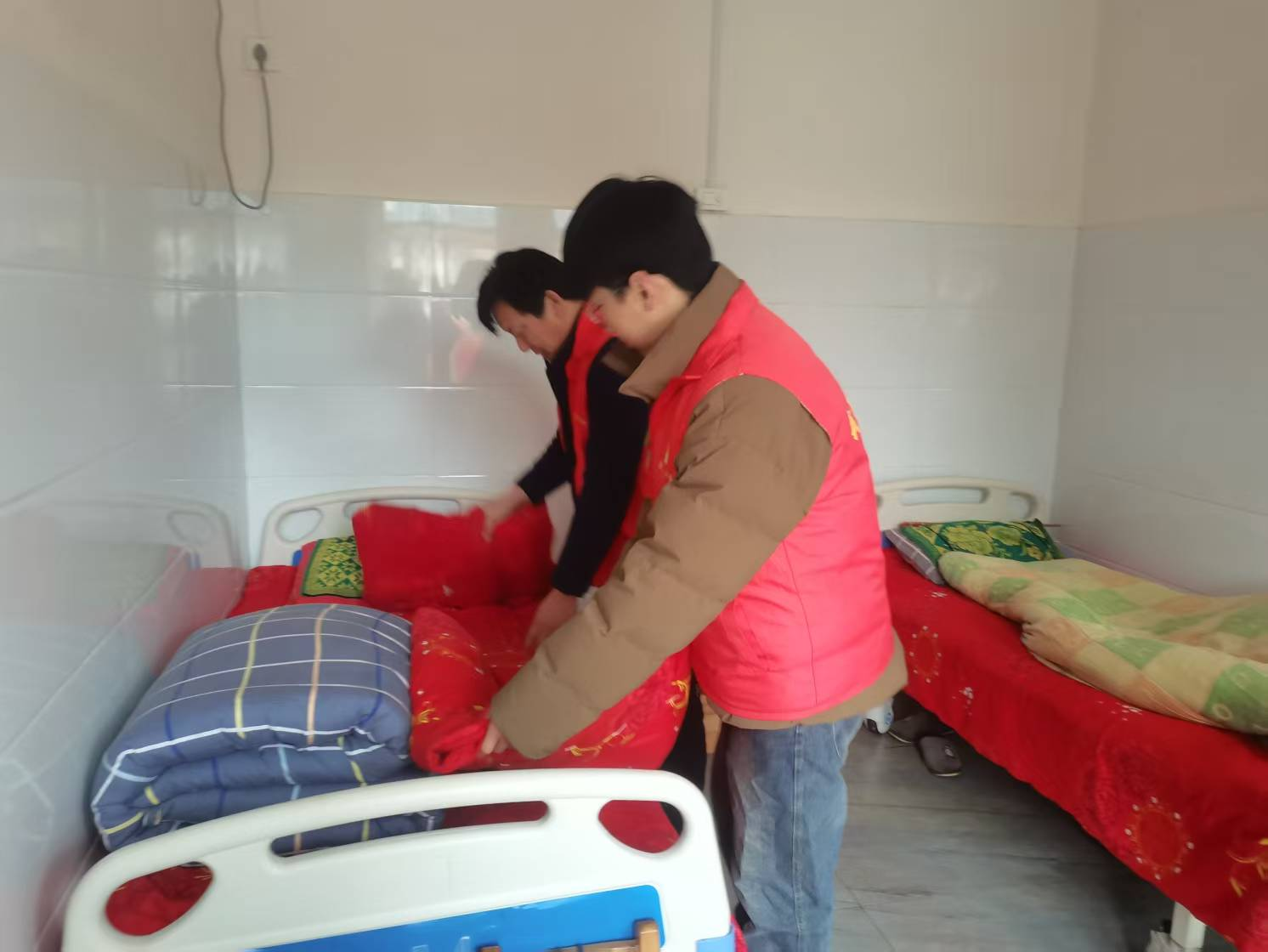 南召县白土岗镇：传承雷锋精神 情暖银发群体