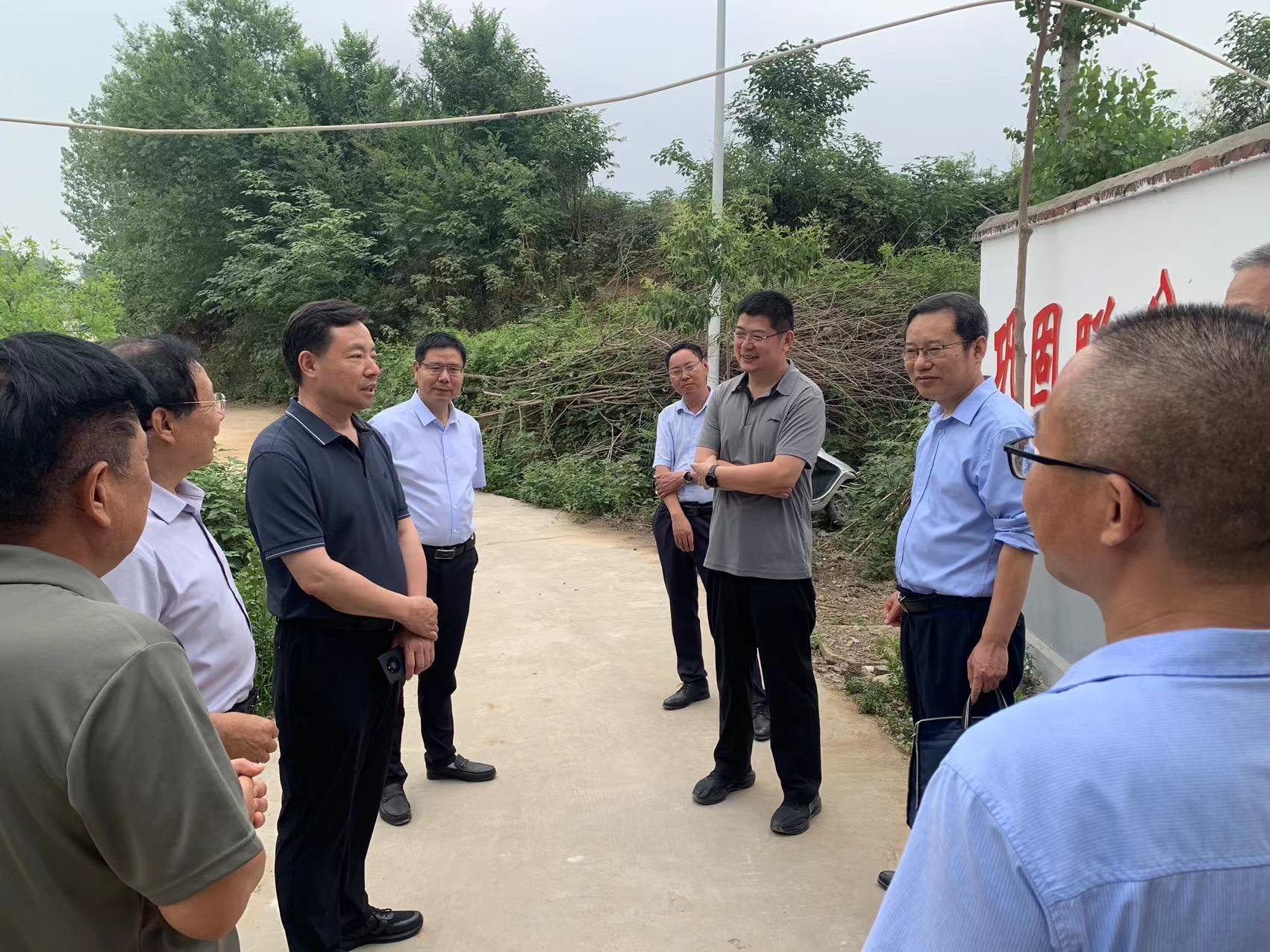 南阳市应急管理局到南召县闫楼村开展防灾减灾宣传活动