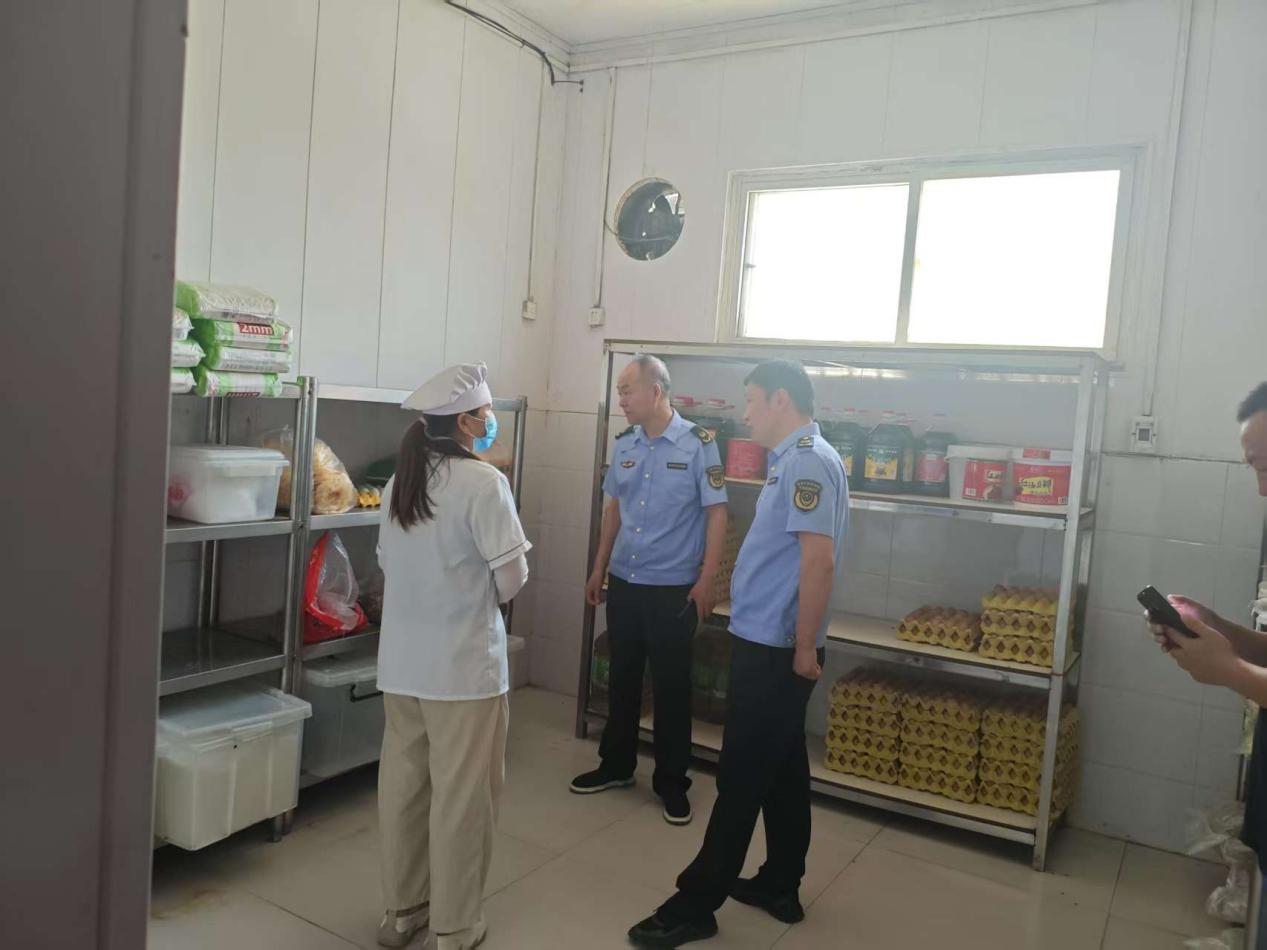 卧龙区靳岗街道：关爱老年群体 守护食品安全