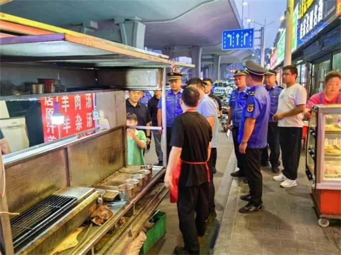高新区开展空气质量监测站点周边夜查行动