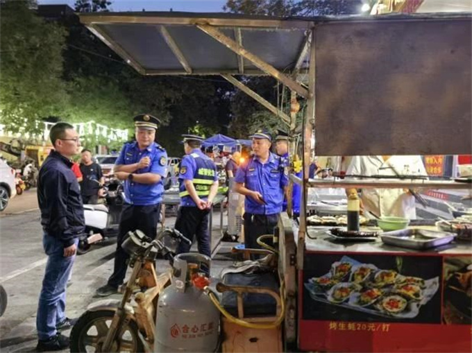 高新区开展空气质量监测站点周边夜查行动