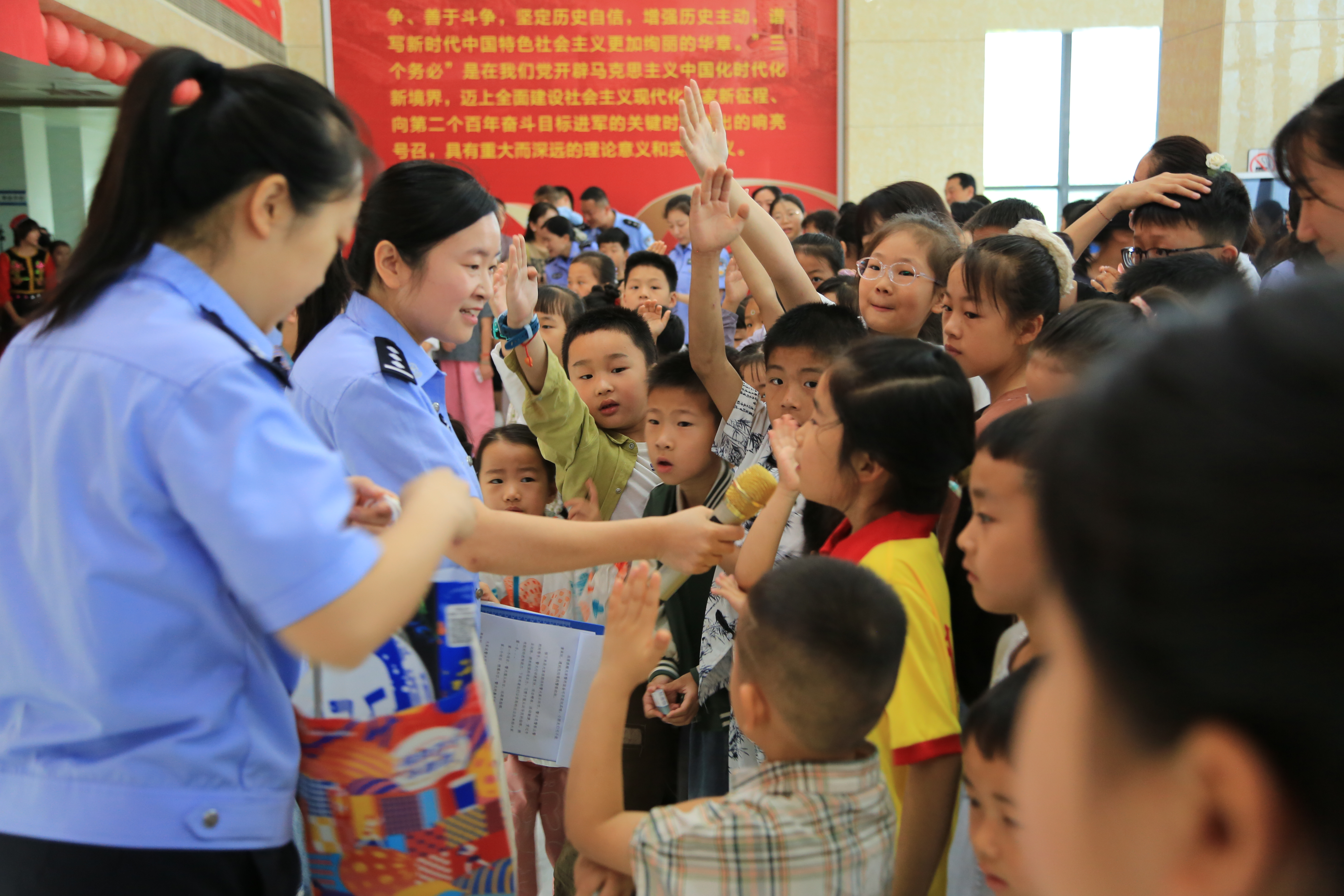 “粽”夏童趣聚警营——镇平公安“警营开放日”精彩纷呈！