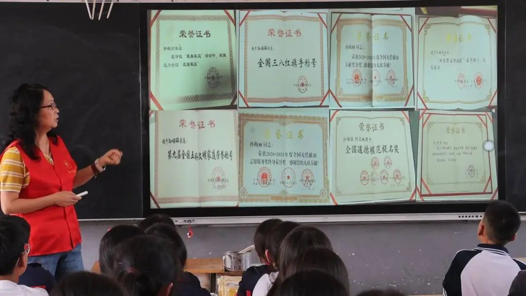 河南省“新时代宣讲师”走进皇路店镇一初中  开展 “百年家风，伴我成长”主题演讲