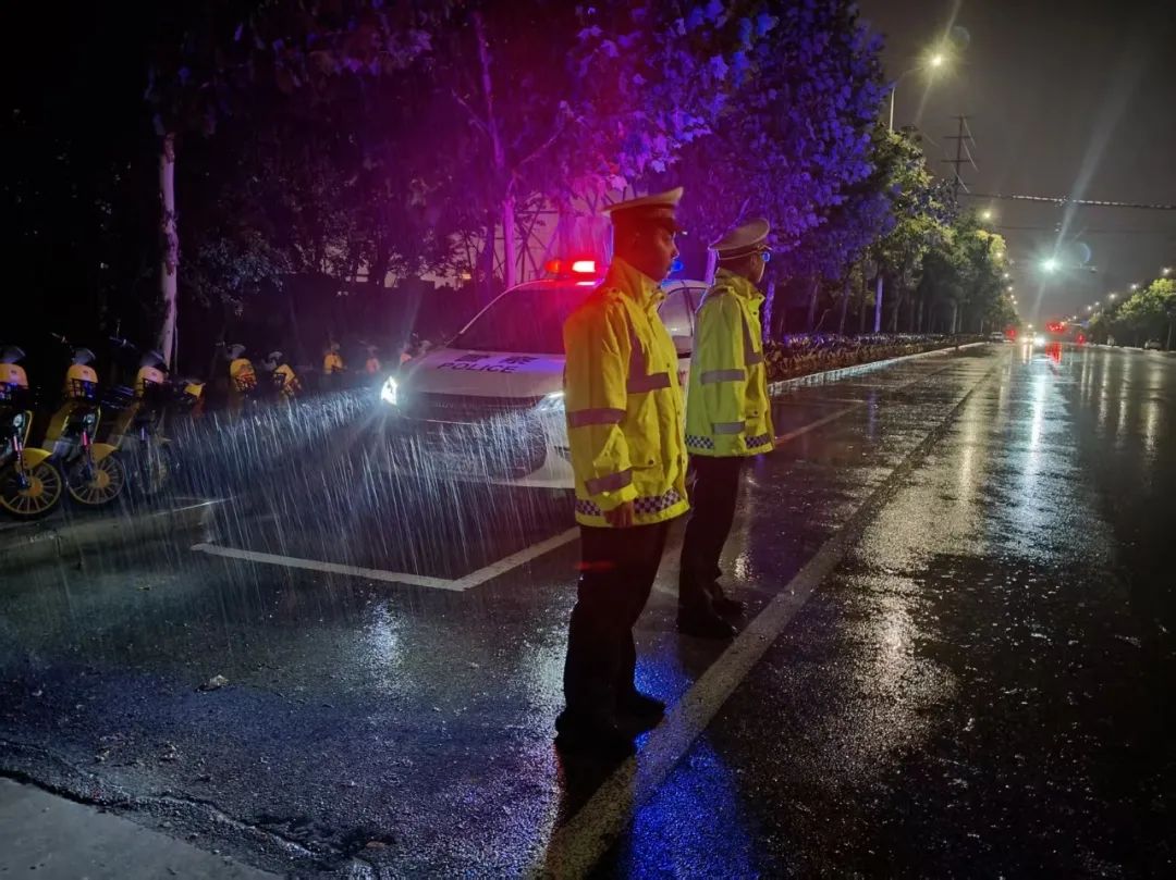 雨幕中的“荧光绿”，镇平公安为你点亮平安归途
