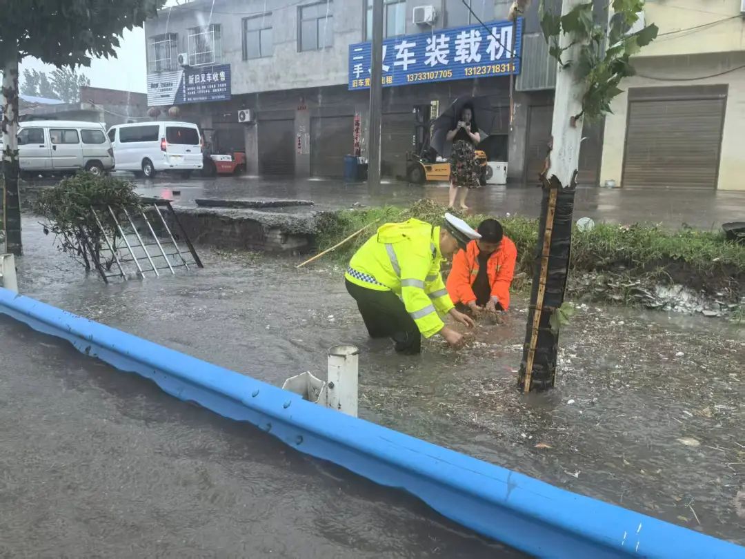 雨幕中的“荧光绿”，镇平公安为你点亮平安归途
