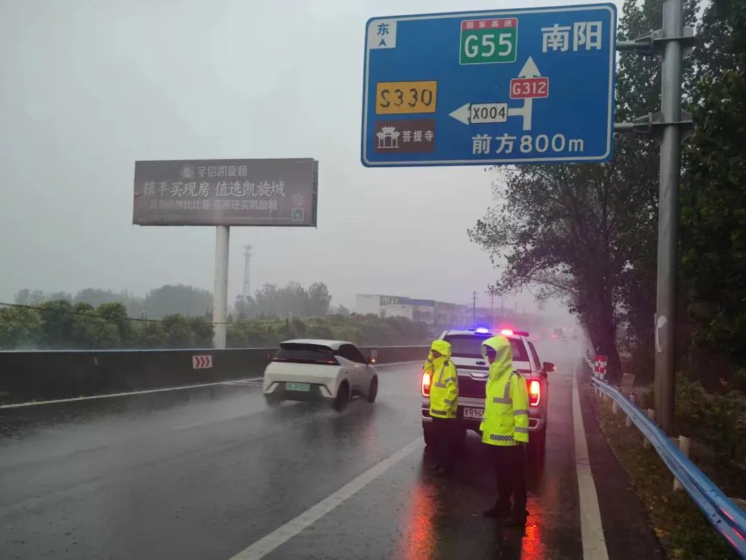 雨幕中的“荧光绿”，镇平公安为你点亮平安归途