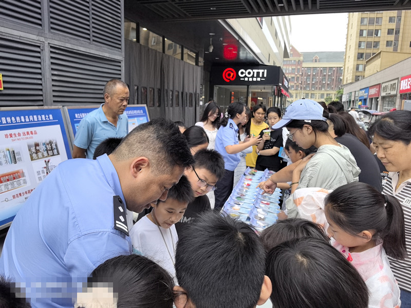 镇平县公安局禁毒大队组织开展 6.26国际禁毒日宣传活动