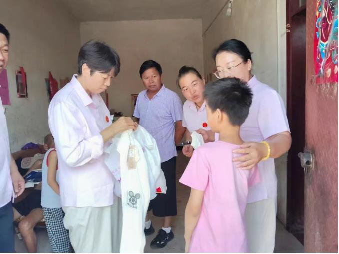 南阳市生态环境局驻砚台村第一书记联合志愿者开展孤困儿童关爱活动