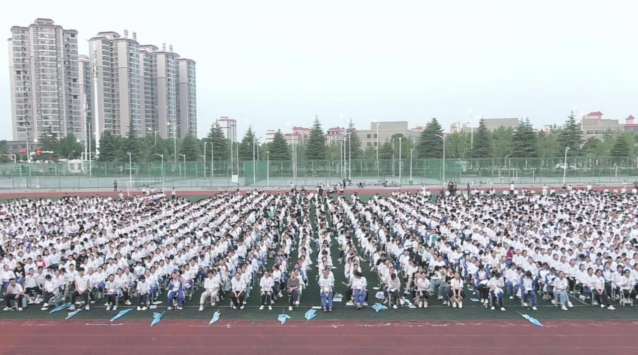 精准普法进校园活动走进县一高中