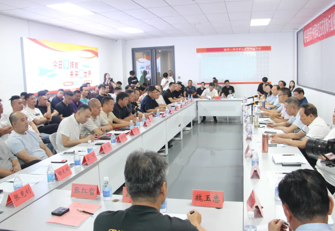 镇平县玉雕人才培育结硕果 8人新晋“中国珠宝玉石首饰行业协会玉石雕刻大师”