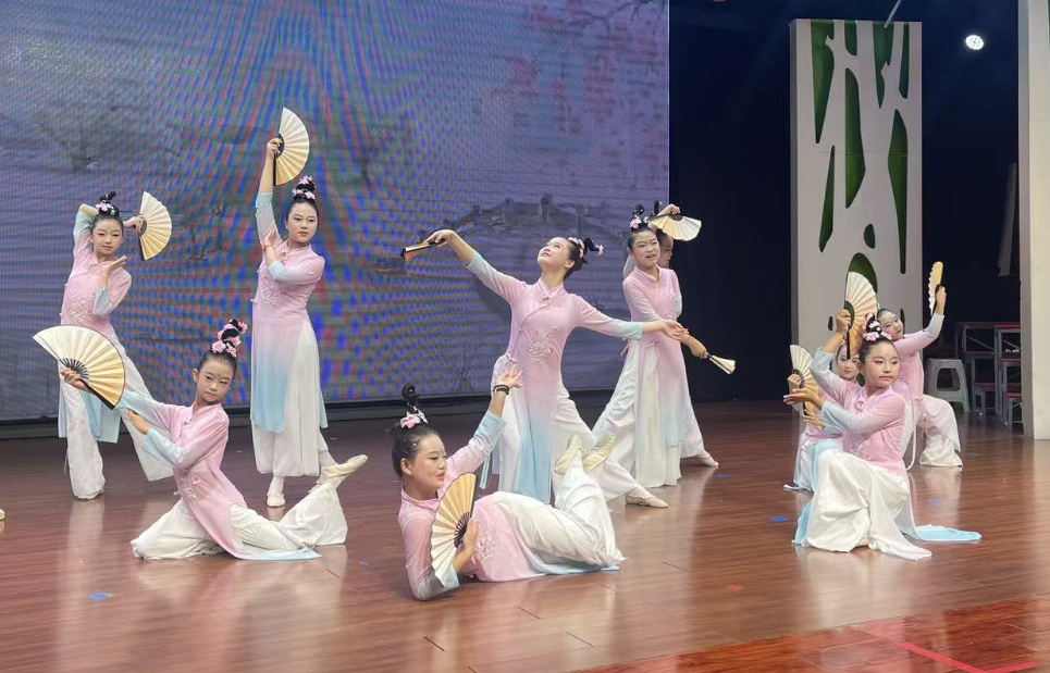“童心飞扬，共庆六一”卧龙区文化馆少儿专场演出圆满成功