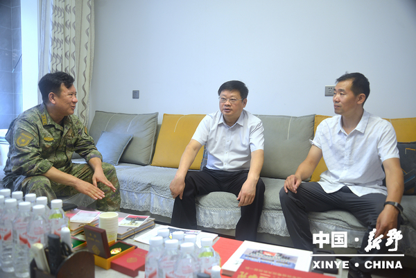 新野县四家班子2025年“八一”建军节前夕走访慰问<br>驻新部队官兵与军烈属代表