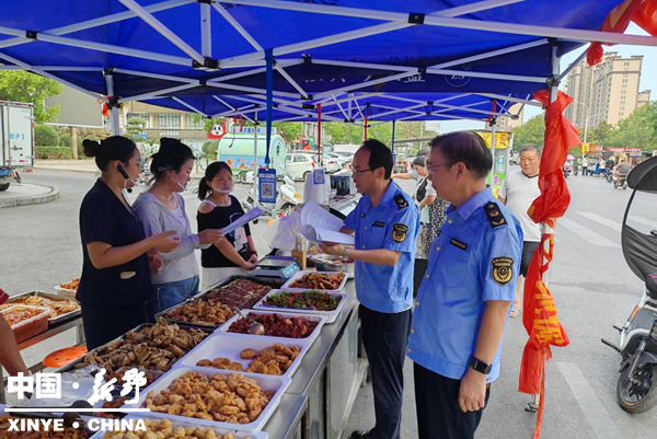 县市场监督管理局精准监管高温时段饭店外卖摊食品安全