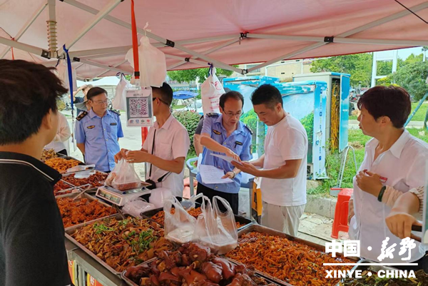县市场监督管理局精准监管高温时段饭店外卖摊食品安全