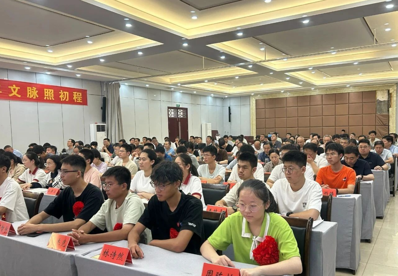 镇平县2025年普通高考优秀学子代表座谈会召开