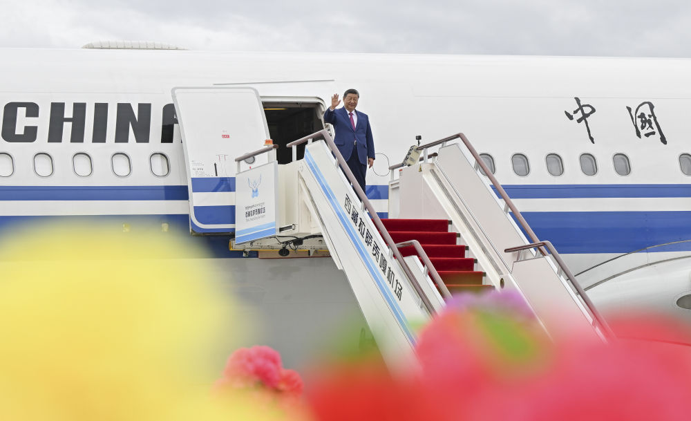 习近平率中央代表团抵达拉萨出席西藏自治区成立60周年庆祝活动