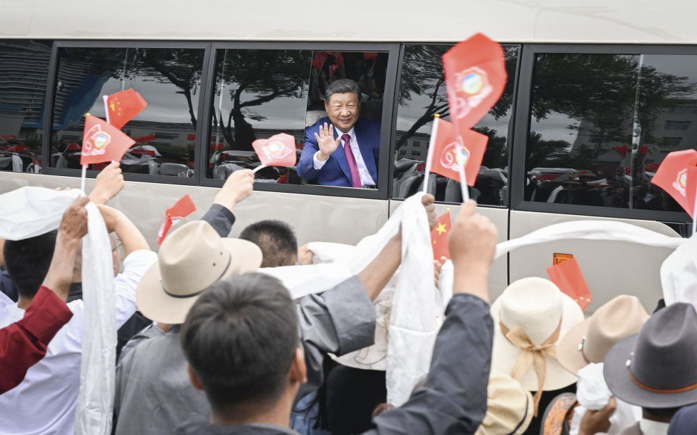 习近平率中央代表团抵达拉萨出席西藏自治区成立60周年庆祝活动