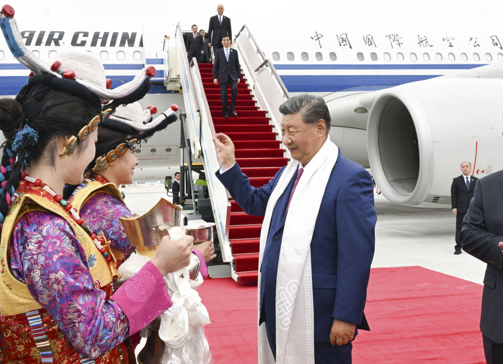 习近平率中央代表团抵达拉萨出席西藏自治区成立60周年庆祝活动