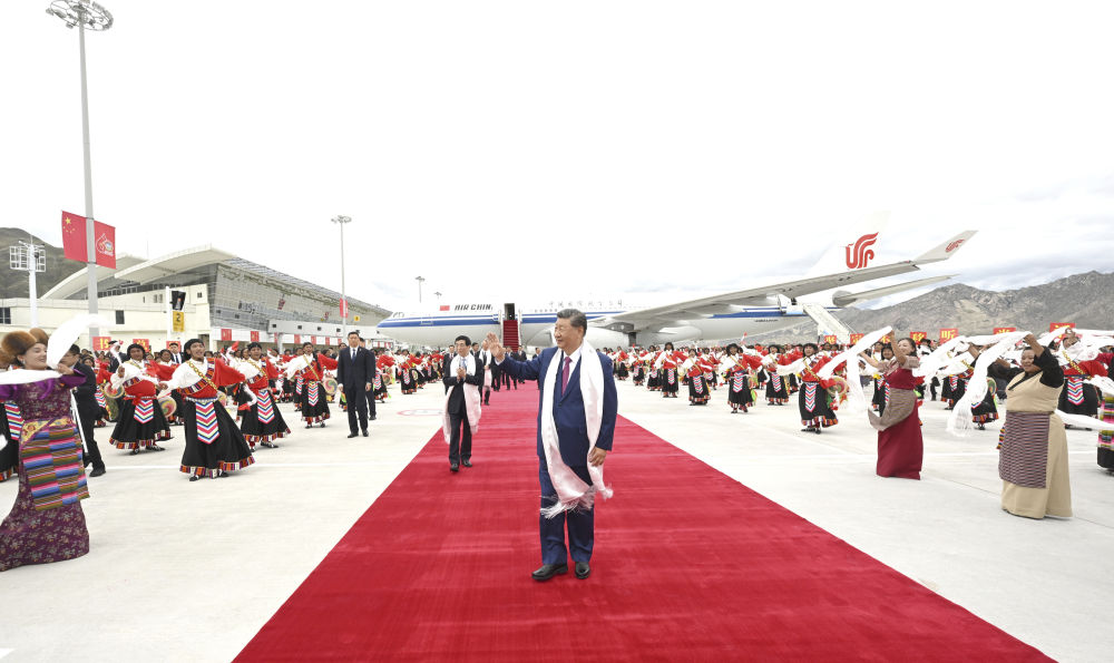 习近平率中央代表团抵达拉萨出席西藏自治区成立60周年庆祝活动