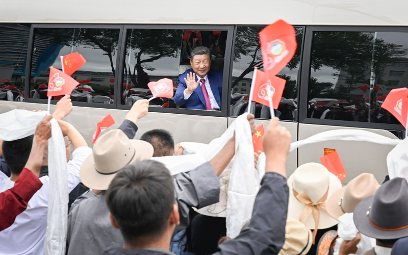 习近平率中央代表团抵达拉萨出席西藏自治区成立60周年庆祝活动