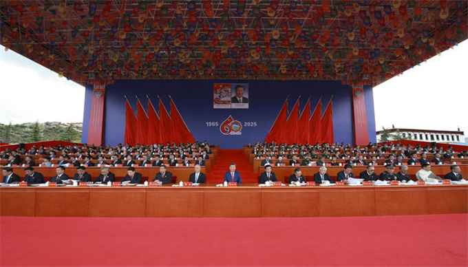 西藏自治区成立60周年庆祝大会隆重举行 习近平出席大会