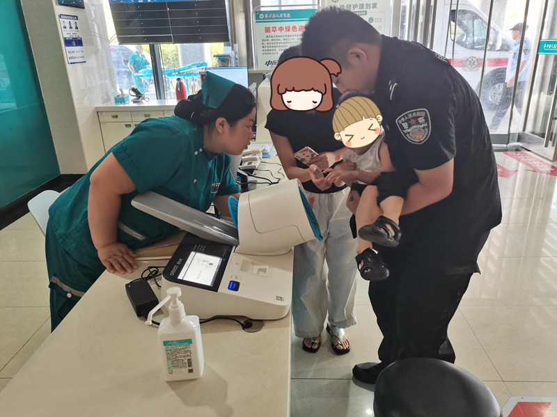 暖心!镇平特警紧急救助受伤儿童 暖心!镇平特警紧急救助受伤儿童